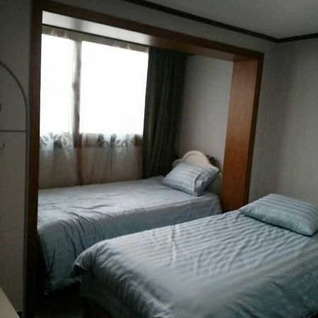 K Star Road Guesthouse - Hostel Seoul Bagian luar foto