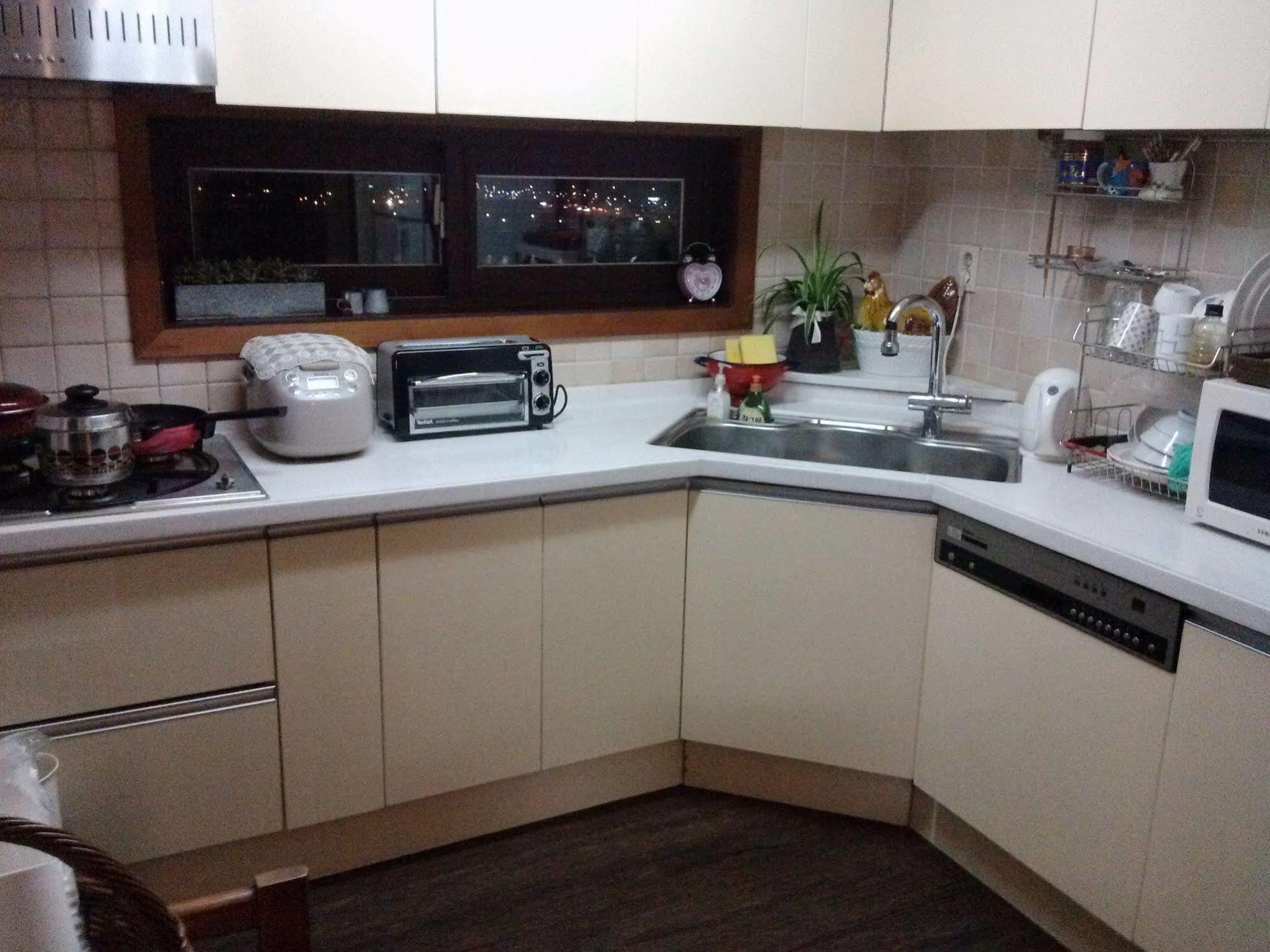 K Star Road Guesthouse - Hostel Seoul Bagian luar foto