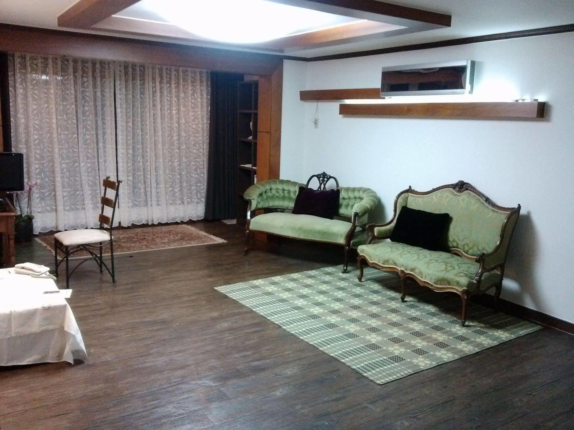 K Star Road Guesthouse - Hostel Seoul Bagian luar foto