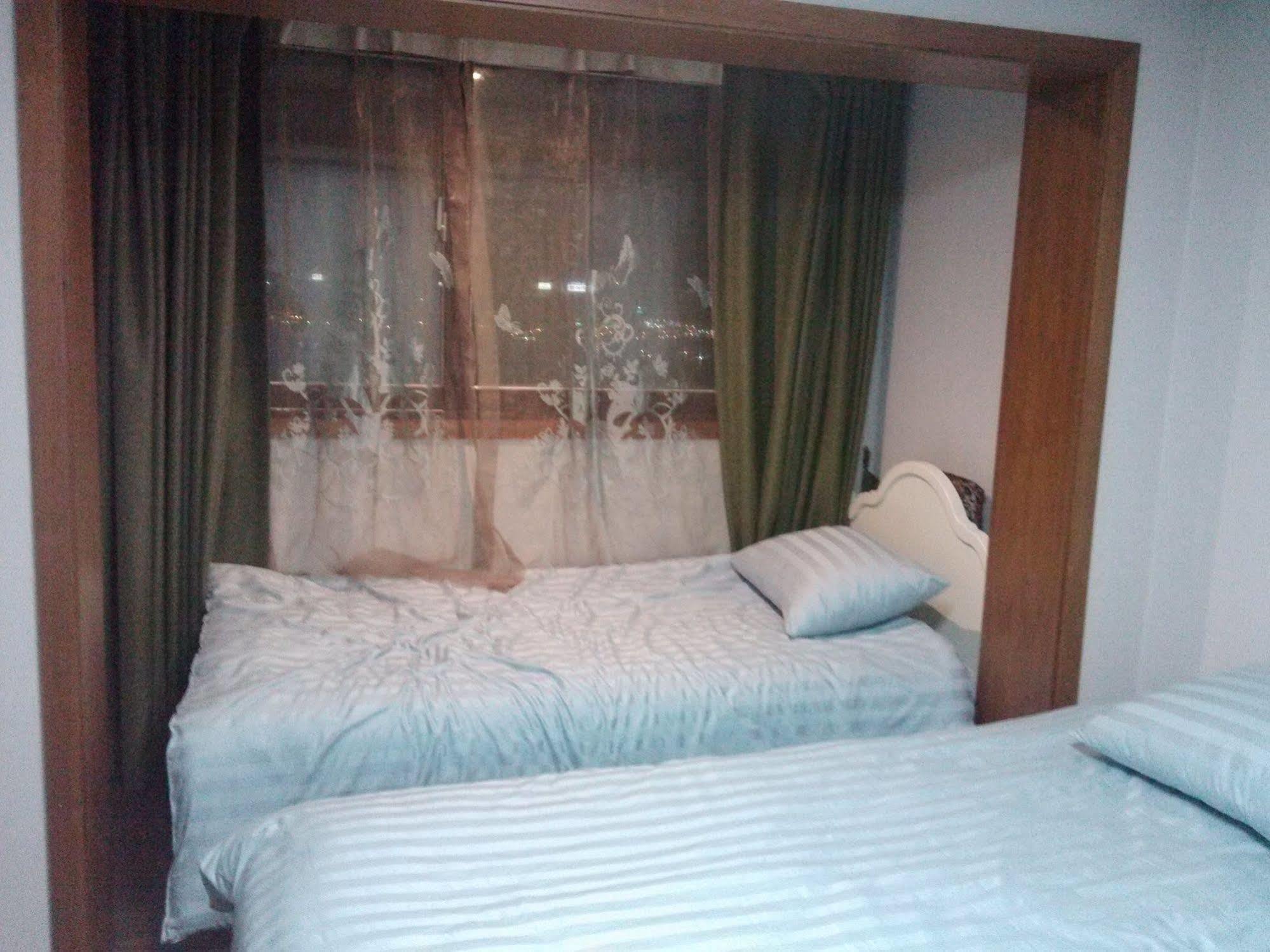 K Star Road Guesthouse - Hostel Seoul Bagian luar foto
