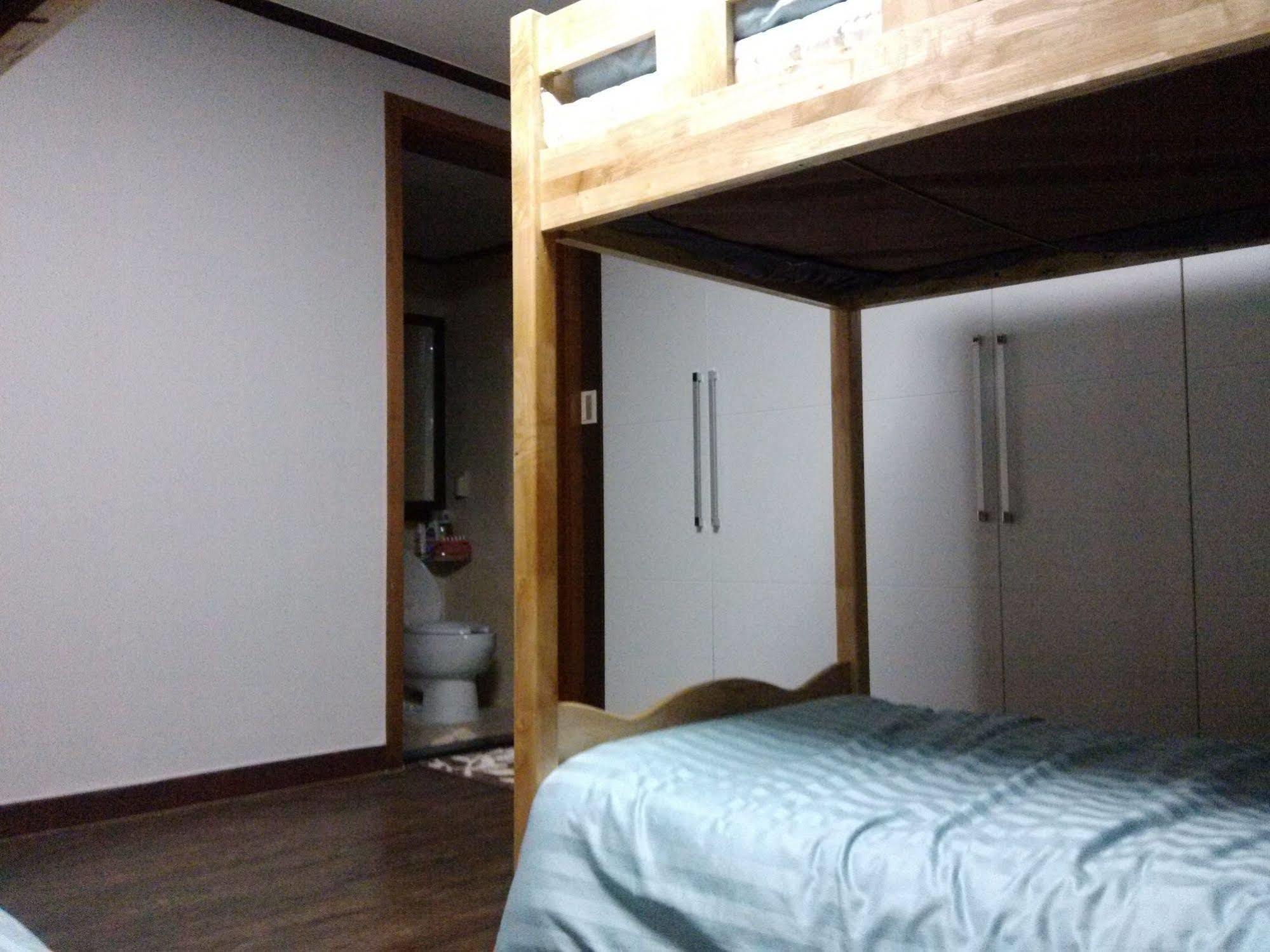 K Star Road Guesthouse - Hostel Seoul Bagian luar foto