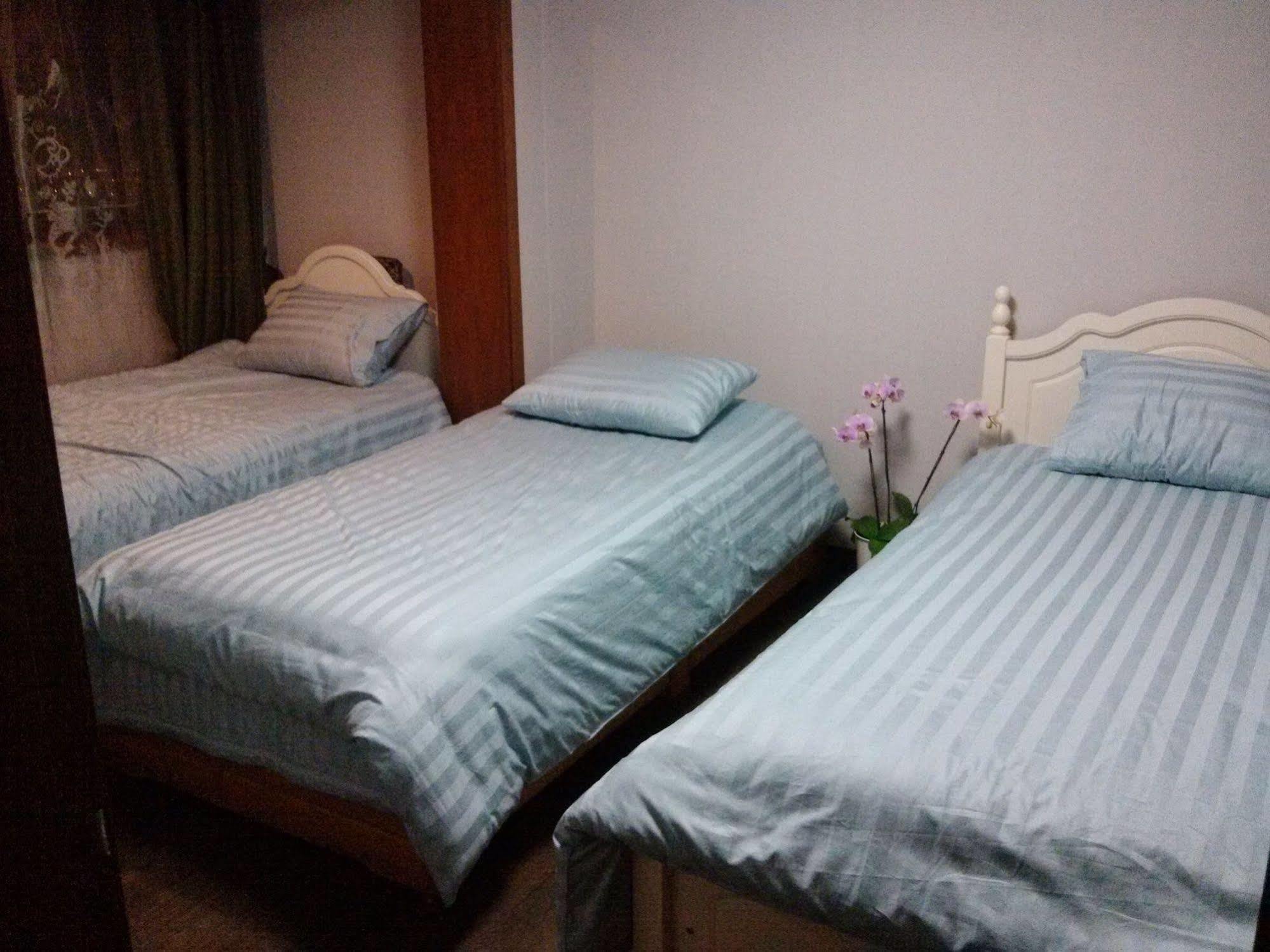 K Star Road Guesthouse - Hostel Seoul Bagian luar foto