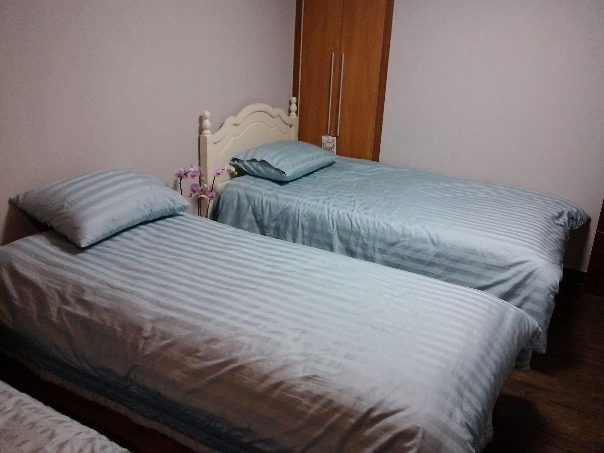 K Star Road Guesthouse - Hostel Seoul Bagian luar foto