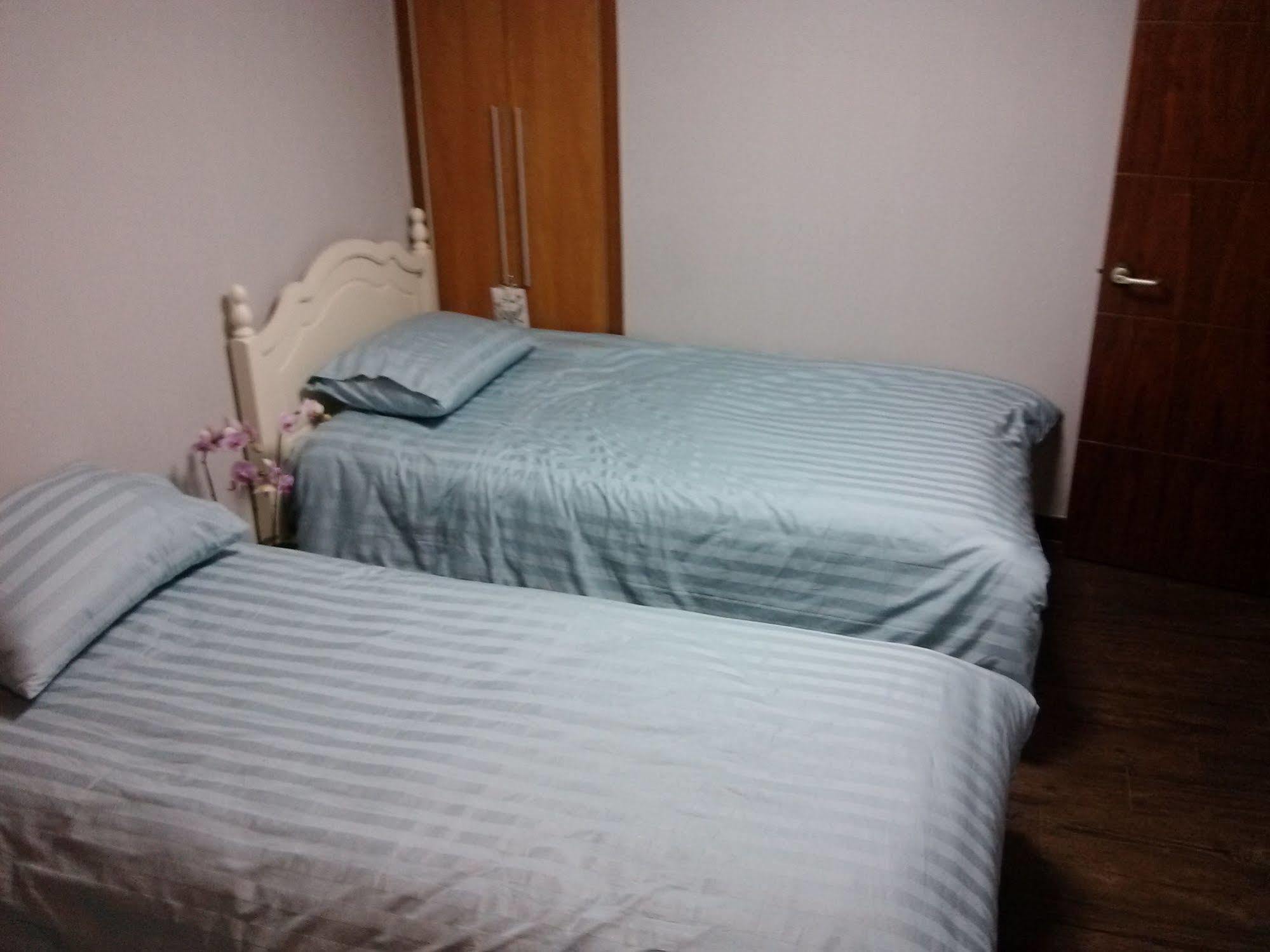 K Star Road Guesthouse - Hostel Seoul Bagian luar foto