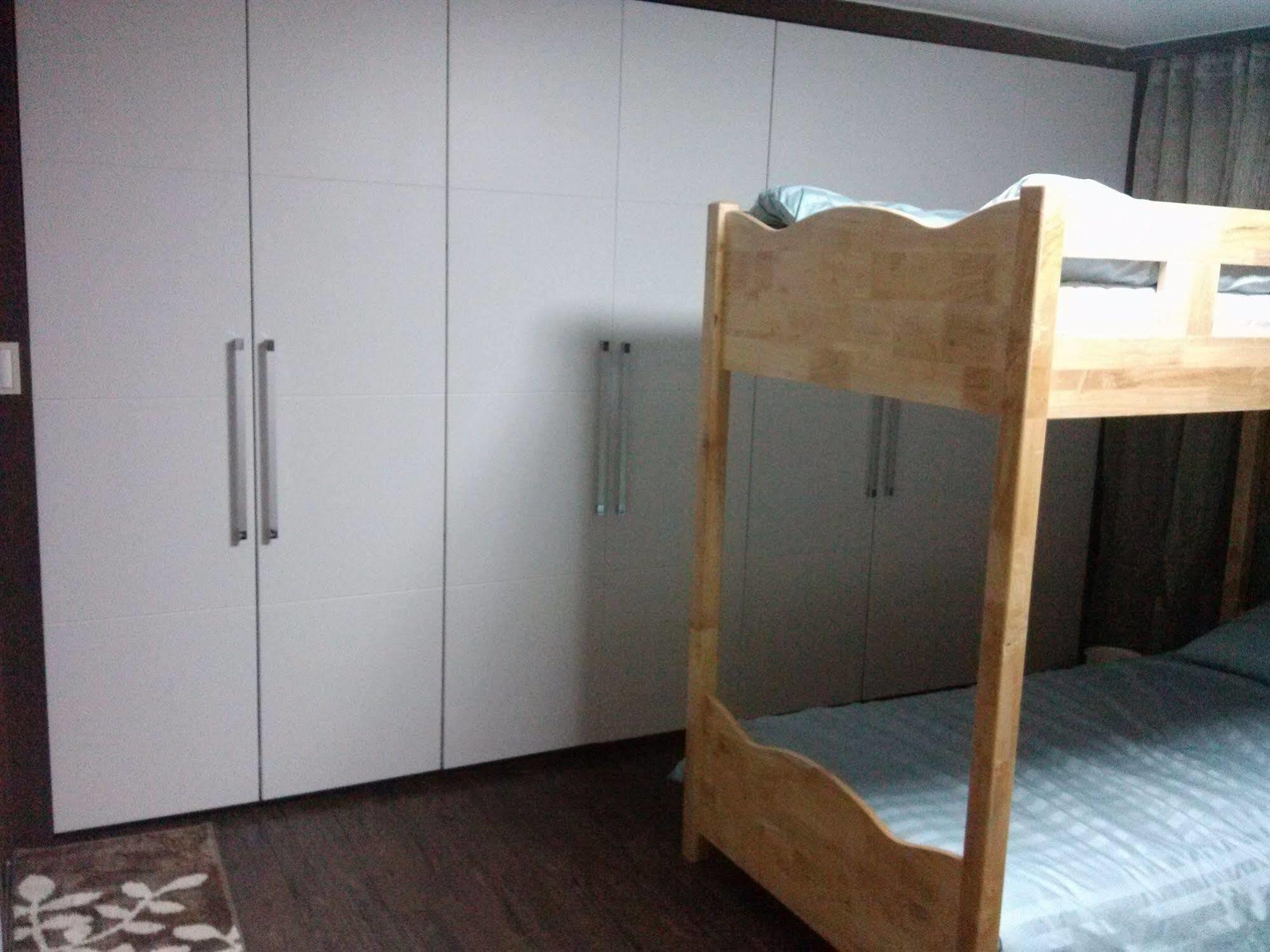 K Star Road Guesthouse - Hostel Seoul Bagian luar foto