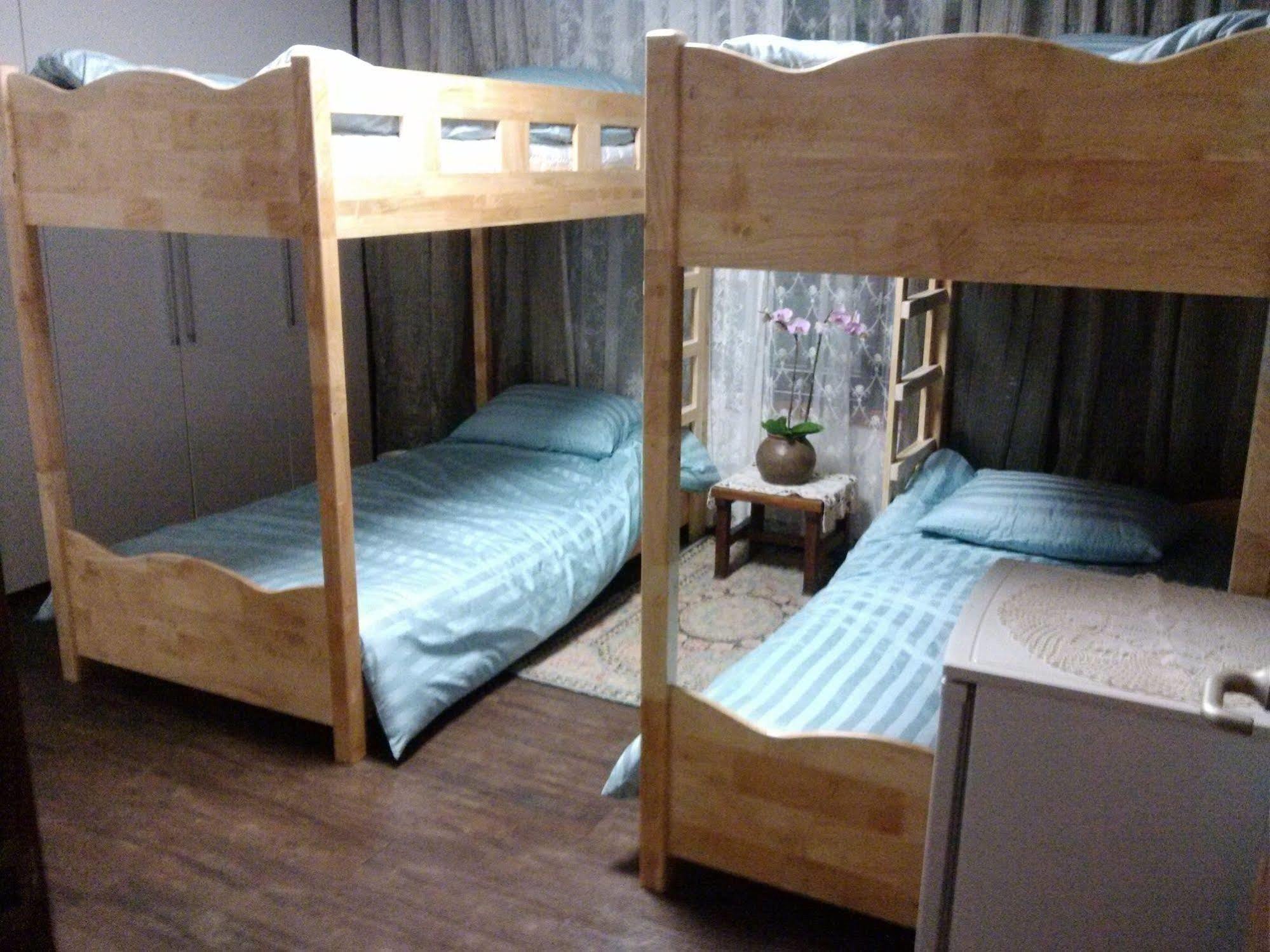 K Star Road Guesthouse - Hostel Seoul Bagian luar foto