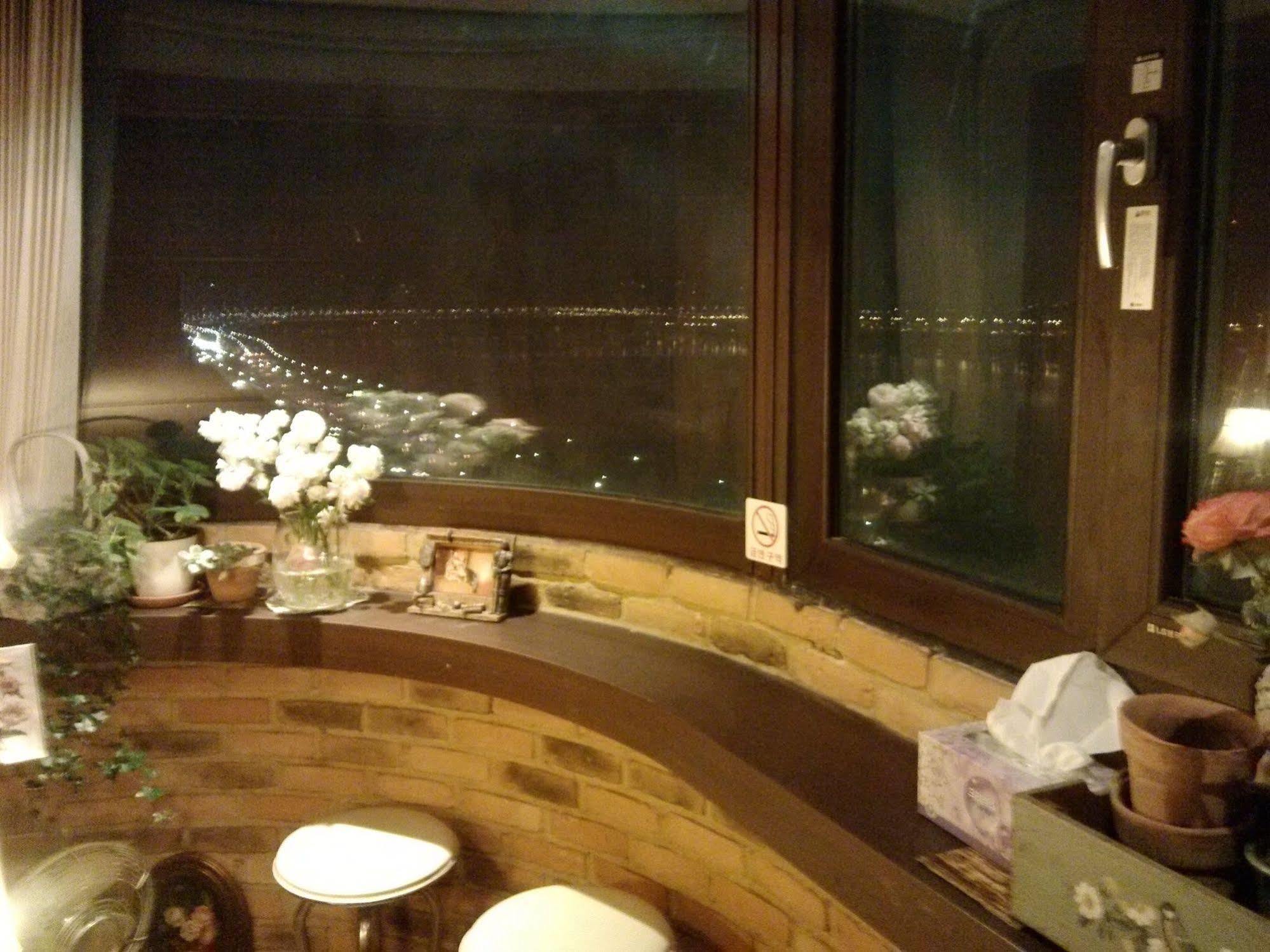 K Star Road Guesthouse - Hostel Seoul Bagian luar foto
